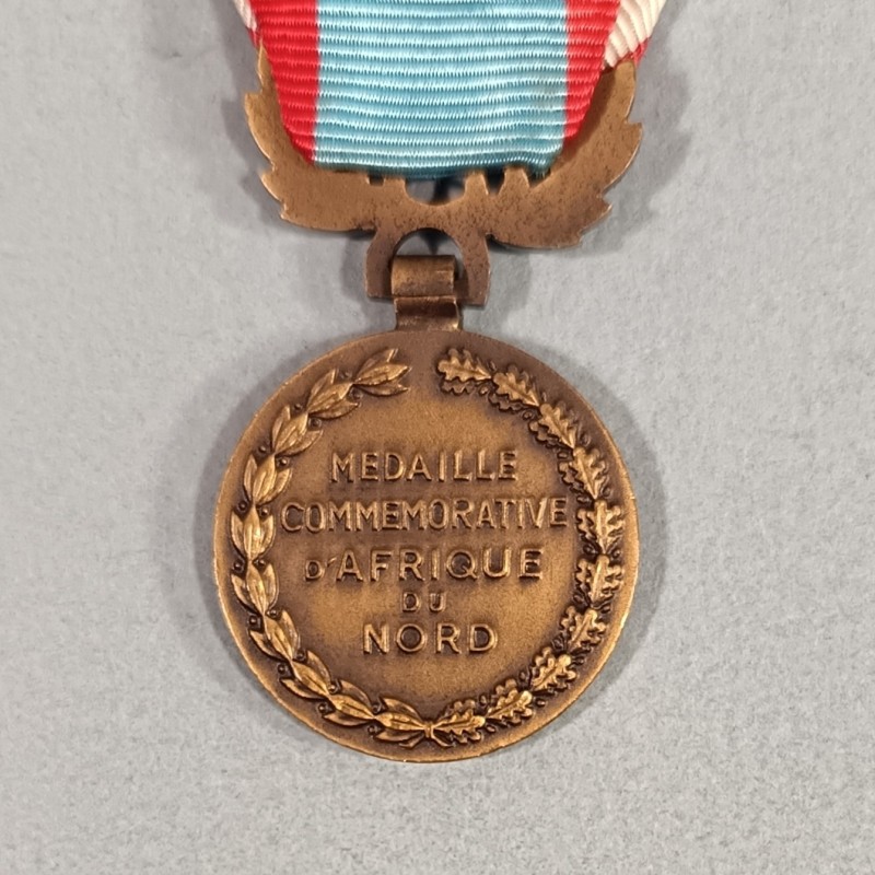 MEDAILLE COMMEMORATIVE D'AFRIQUE DU NORD AVEC BARRETTE ALGERIE PREMIER MODELE FABRICATION ARTHUS BERTRAND